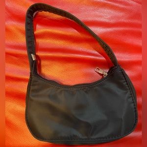 black shoulder bag